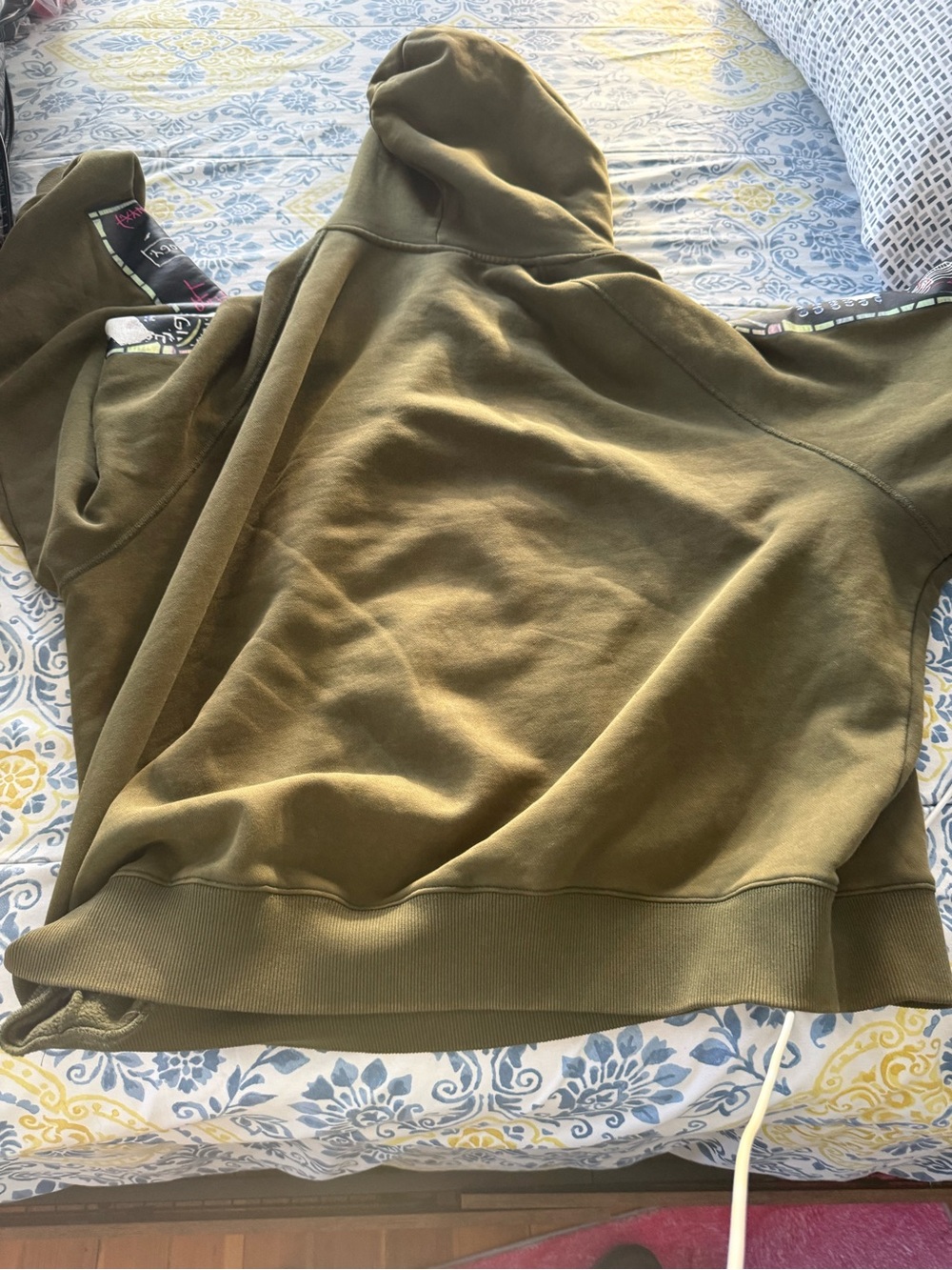 Who Decides War H&M Men’s Olive Green Hoodie - Picture 7 of 7